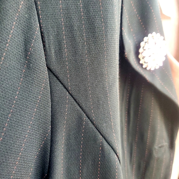 R & K Original Petite 10P Pink Pinstriped Pantsuit - Picture 4 of 4